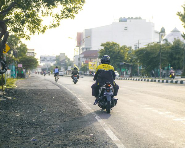 Optez pour un taxi moto à Paris : gagnez du temps en toute sécurité